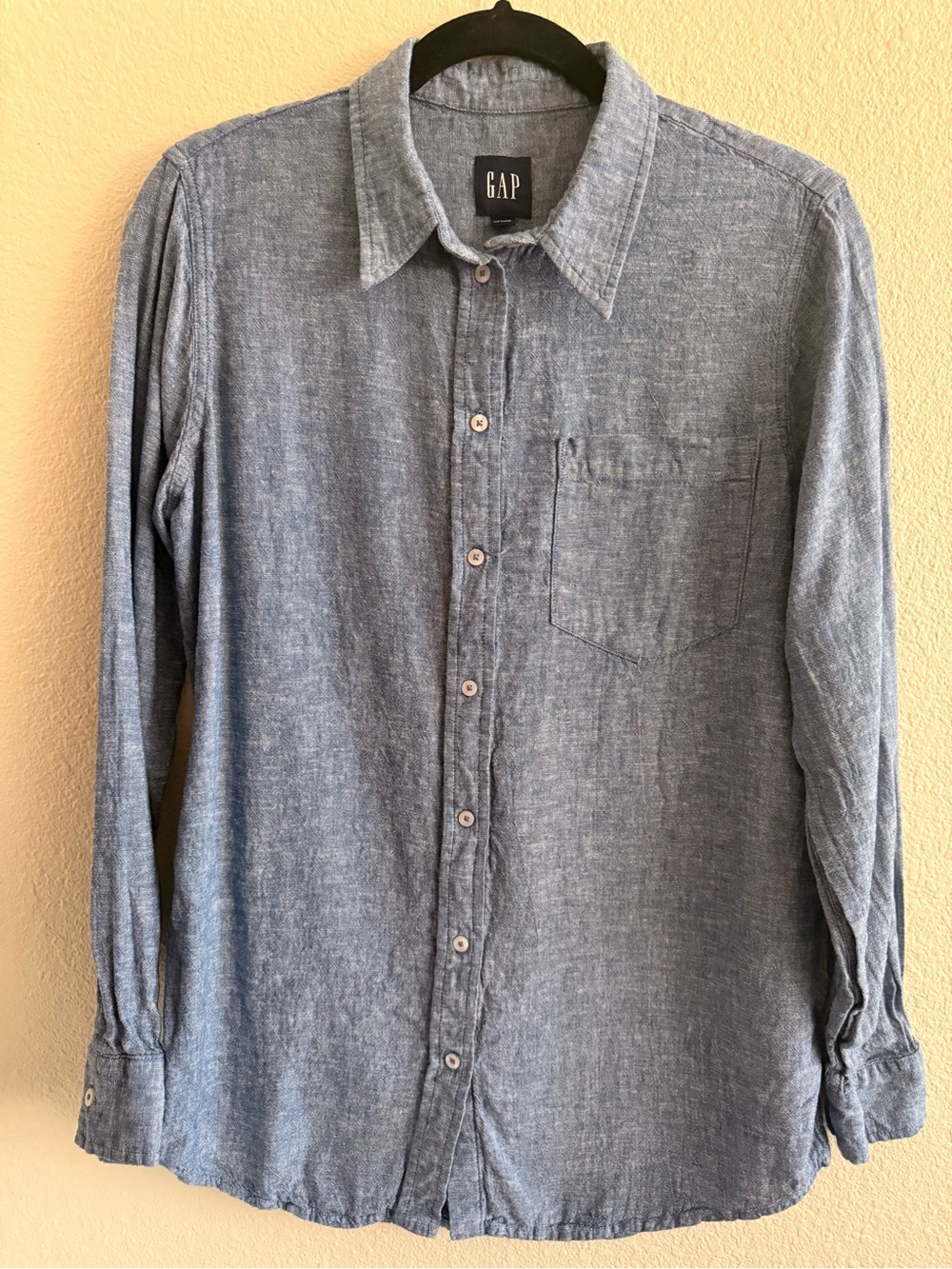 GAP  Heathered Chambray Button-Down Shirt in Blue